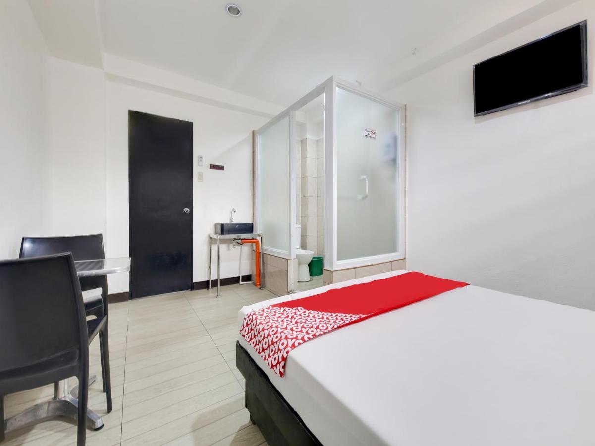 Oyo 895 Golden Majestic Pension Inn Манила Экстерьер фото